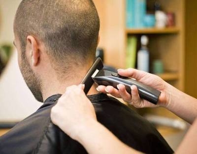 诚信理发店 爱在患难时，情暖顾客心