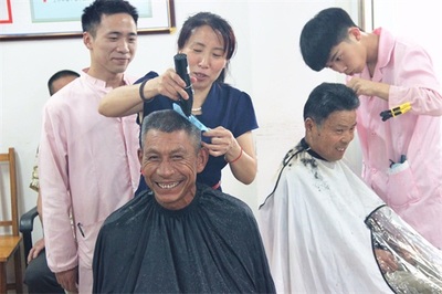 蓝翔师生送清凉，公益剪发暖人心——记山东蓝翔技师学院美发系师生为城建工人义务理发活动